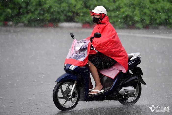 Thời tiết miền Bắc vẫn có mưa lớn cục bộ. Ảnh: Hoàng Minh