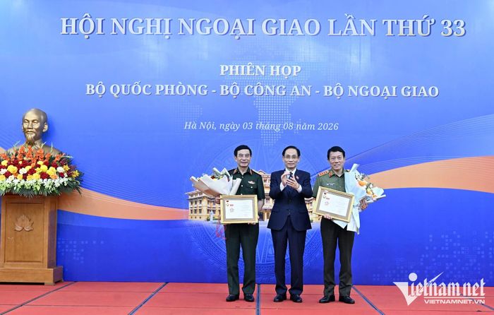 Bộ trưởng Lê Hoài Trung trao tặng kỷ niệm chương Vì sự nghiệp Ngoại giao Việt Nam tới Đại tướng Phan Văn Giang và Đại tướng Lương Tam Quang