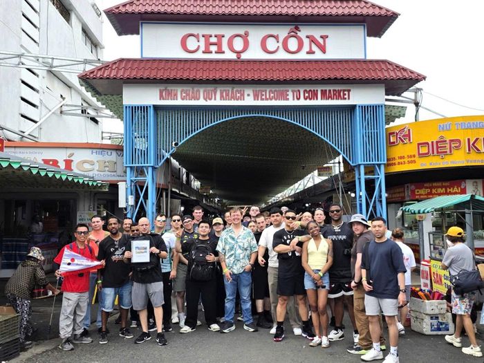 Các thành viên thủy thủ đoàn tham quan, mua sắm tại chợ Cồn. Ảnh: G.X