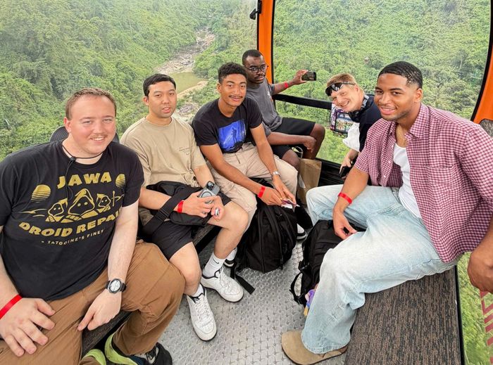 Thủy thủ tàu sân bay thích thú đi cáp treo, tham quan Bà Nà Hills. Ảnh: G.X