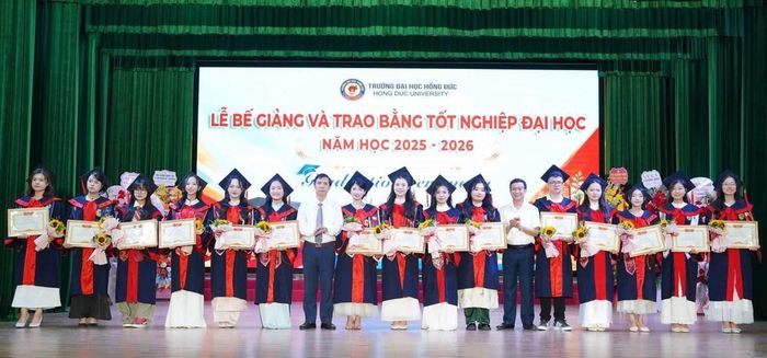 Sinh viên trường ĐH Hồng Đức nhận bằng tốt nghiệp năm học 2025-2026. Ảnh: HDU