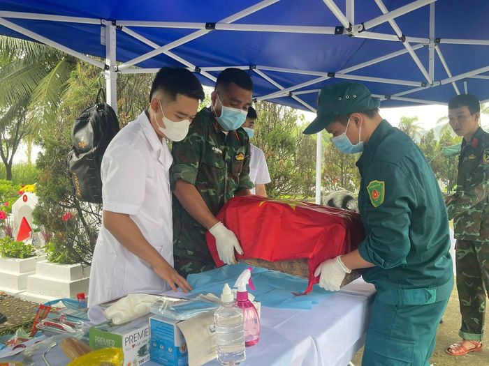 Việc lấy mẫu sinh phẩm tại Nghĩa trang Liệt sĩ Hàm Rồng dự kiến hoàn thành trước ngày 25-8-2026. Ảnh: P.HR