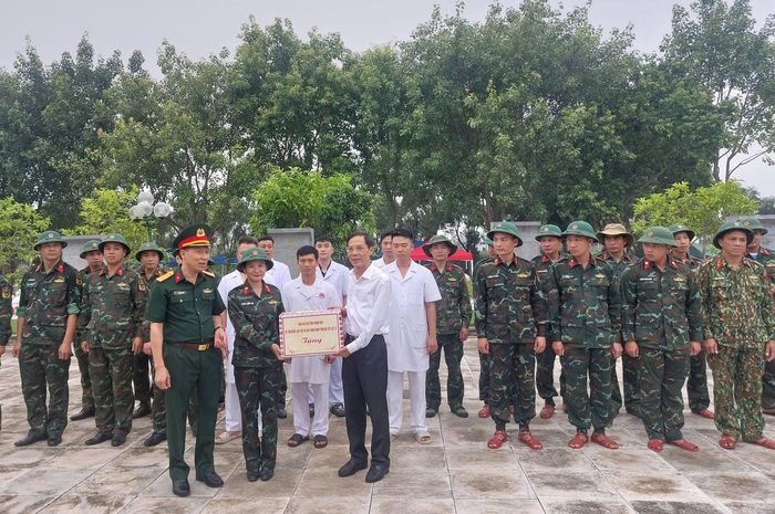 Phó Chủ tịch UBND tỉnh Thanh Hóa Đầu Thanh Tùng tặng quà, động viên các lực lượng tham gia lấy mẫu ADN tại Nghĩa trang Liệt sĩ Hàm Rồng. Ảnh: P.HR