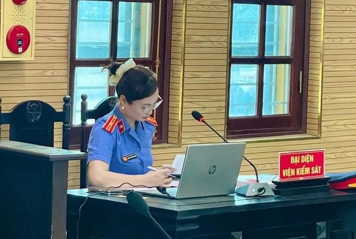 Kiểm sát viên nghiên cứu hồ sơ vụ án tại phiên tòa.