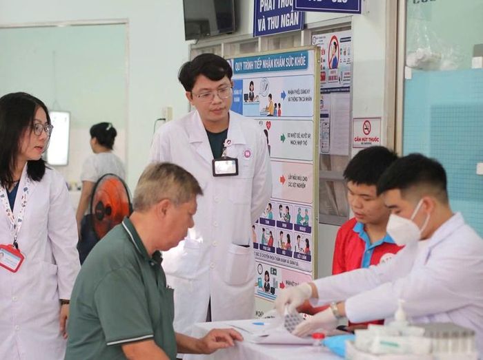 Bác sĩ Bệnh viện 1A khám sức khỏe miễn phí cho người dân.