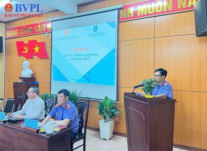  Đồng chí Nguyễn Trí Dũng - Phó Viện trưởng VKSND Khu vực 14 phổ biến nội dung của Nghị quyết số 205/2025/QH15.