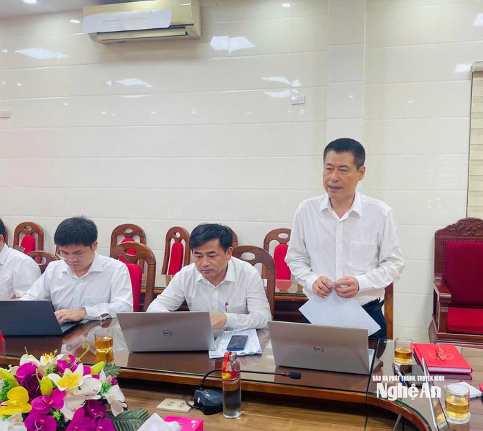 Đồng chí Lê Trường Giang - Ủy viên Ban Chấp hành Đảng bộ tỉnh, Phó trưởng Ban Thường trực Ban Tổ chức Tỉnh ủy, Bí thư Đảng ủy phát biểu tại buổi sinh hoạt. Ảnh: Khánh Hồng