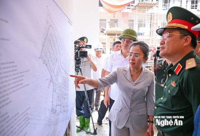 Phó Bí thư Tỉnh ủy Võ Thị Minh Sinh kiểm tra tiến độ thực hiện Dự án Trường Phổ thông dân tộc nội trú TH&amp;THCS Quế Phong. Ảnh: Thành Cường
