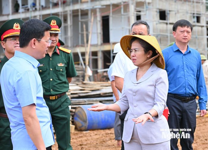 Phó Bí thư Tỉnh ủy giao các sở, ngành phối hợp cùng đơn vị thi công đảm bảo tiến độ công trình. Ảnh: Thành Cường