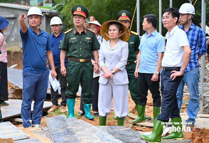 Đơn vị thi công Trường Phổ thông dân tộc nội trú TH&amp;THCS Quế Phong báo cáo với đoàn công tác Tỉnh ủy về tiến độ thực hiện dự án. Ảnh: Thành Cường