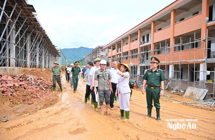 Phó Bí thư Tỉnh ủy Võ Thị Minh Sinh kiểm tra công trường thi công Trường Phổ thông dân tộc nội trú TH&amp;THCS Tri Lễ. Ảnh: Thành Cường