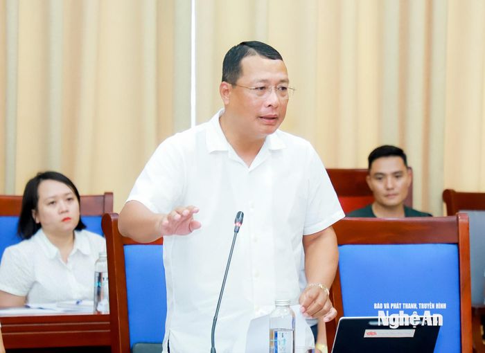 Đồng chí Phạm Hồng Quang - Ủy viên Ban Thường vụ Tỉnh ủy, Giám đốc Sở Xây dựng phát biểu tại cuộc làm việc. Ảnh: Thành Duy