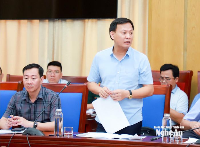 Đồng chí Vương Đình Nhuận - Giám đốc Ban Quản lý dự án đầu tư xây dựng các công trình dân dụng và công nghiệp tỉnh báo cáo tiến độ các dự án. Ảnh: Thành Duy
