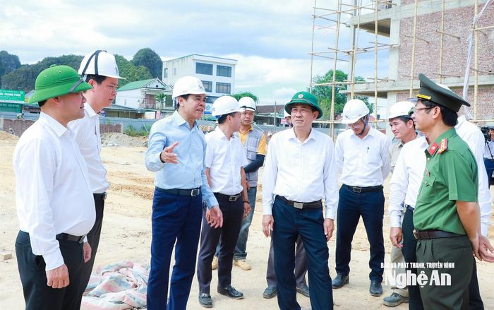 Chủ tịch UBND tỉnh Võ Trọng Hải kiểm tra tiến độ thi công và giải ngân vốn tại Dự án xây dựng Trường Phổ thông nội trú liên cấp Tiểu học và Trung học cơ sở xã Anh Sơn. Ảnh: Thành Duy