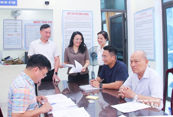 Lãnh đạo Sở Tư pháp lắng nghe ý kiến của người dân về chất lượng phục vụ của Phòng Công chứng số 1, thuộc sở. Ảnh: Mai Hoa