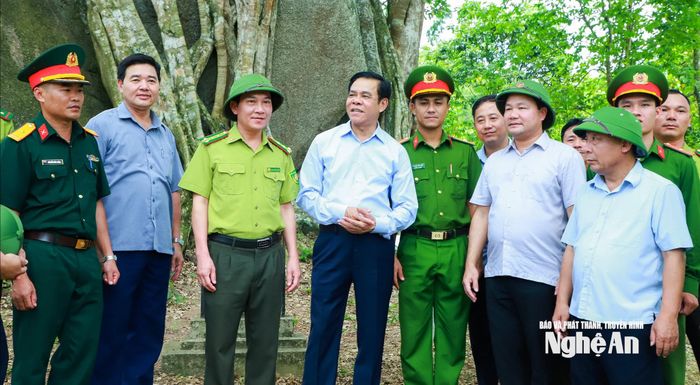 Chủ tịch UBND tỉnh Võ Trọng Hải trao đổi với lãnh đạo, cán bộ ngành Nông nghiệp và Môi trường cùng cán bộ xã Giai Xuân. Ảnh: Thành Duy