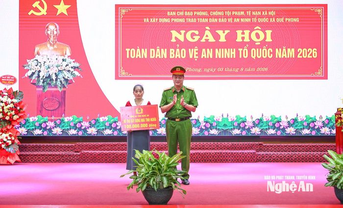 Đại diện lãnh đạo Công an tỉnh Nghệ An trao tặng biểu trưng "Nhà tình nghĩa" cho hộ gia đình khó khăn. Ảnh: Thành Cường