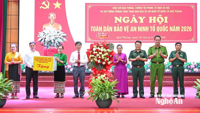 Thay mặt Tỉnh ủy, HĐND, UBND, Ủy ban MTTQ Việt Nam tỉnh Nghệ An, đồng chí Võ Thị Minh Sinh trao quà chúc mừng Đảng bộ, chính quyền và nhân dân xã Quế Phong. Ảnh: Thành Cường