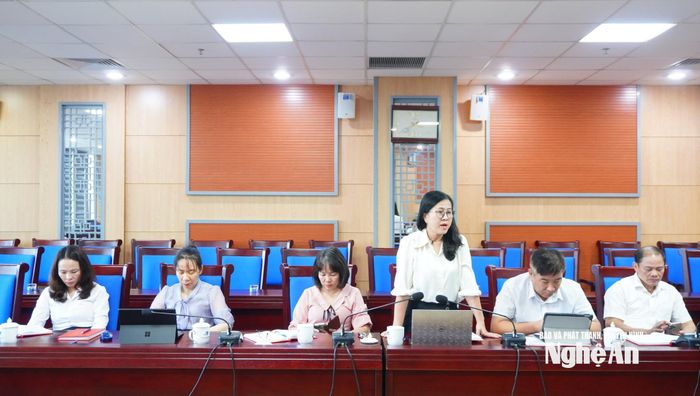 Đồng chí Lục Thị Liên - Phó trưởng Ban Văn hóa - Xã hội Hội đồng nhân dân tỉnh phát biểu.