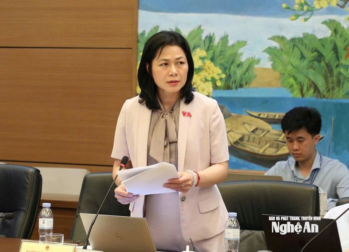 Đại biểu Quốc hội Vũ Thị Lan Anh - Ủy viên chuyên trách Ủy ban Công tác đại biểu của Quốc hội đóng góp ý kiến vào các dự án luật. Ảnh: Khánh Duy