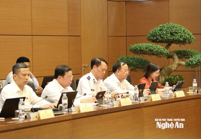 Các đại biểu Quốc hội đoàn tỉnh Nghệ An tham gia phiên thảo luận tổ. Ảnh: Khánh Duy