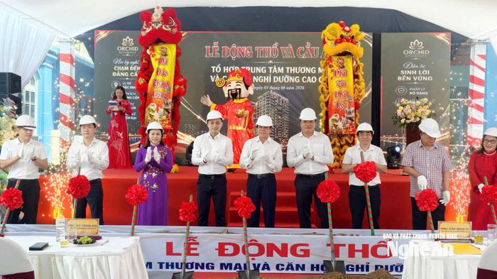 Chủ tịch UBND tỉnh và các đại biểu thực hiện nghi thức động thổ, chính thức khởi công dự án. Ảnh: Ngọc Ánh