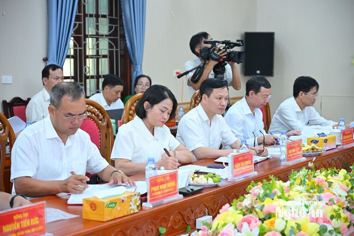 Các đồng chí Thường trực Đảng ủy các xã khu vực Quế Phong tham dự cuộc làm việc. Ảnh: Thành Cường