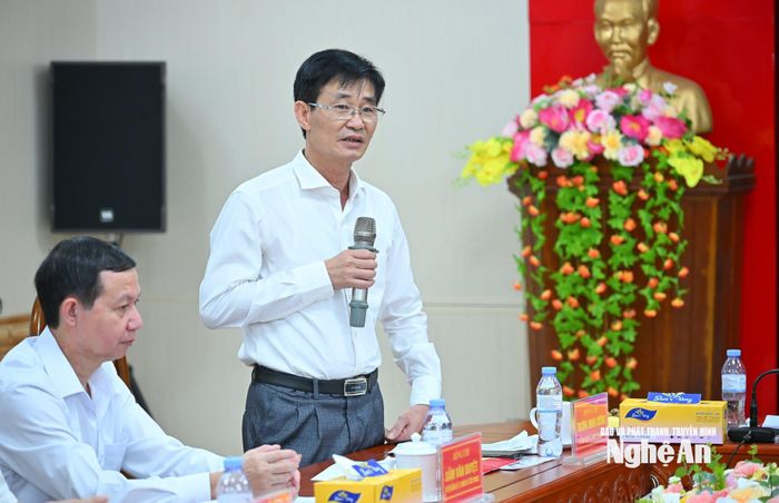 Bí thư Đảng ủy xã Quế Phong phát biểu ý kiến tại cuộc làm việc. Ảnh: Thành Cường