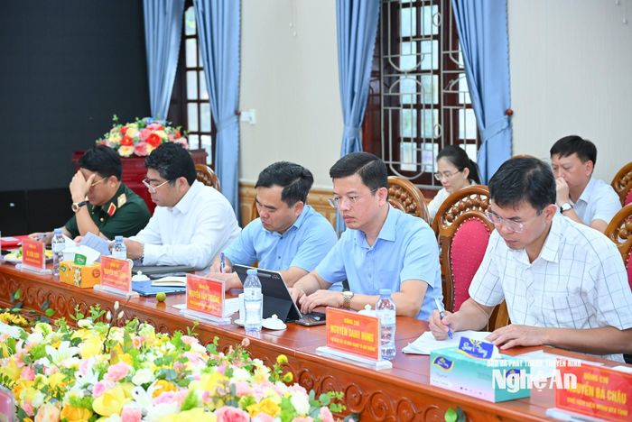 Các đồng chí lãnh đạo sở, ngành tham dự cuộc làm việc. Ảnh: Thành Cường