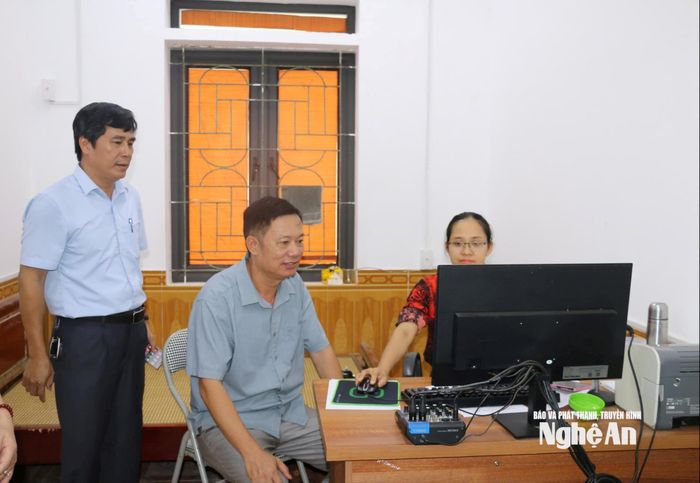 Nhân viên Trung tâm Cung ứng dịch vụ công xã Bạch Ngọc đang dựng tin, bài. Ảnh: Mỹ Hà