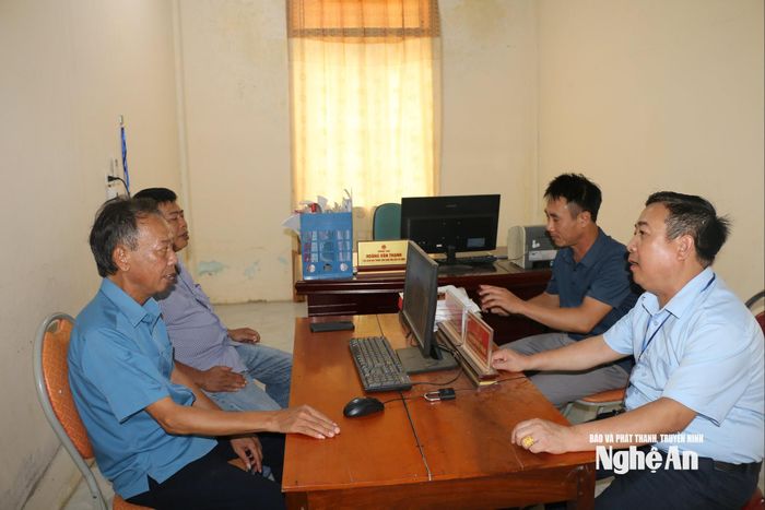 Lãnh đạo Phòng văn hóa - xã hội xã Mậu Thạch trao đổi công việc với Trung tâm Cung ứng dịch vụ công. Ảnh: Mỹ Hà