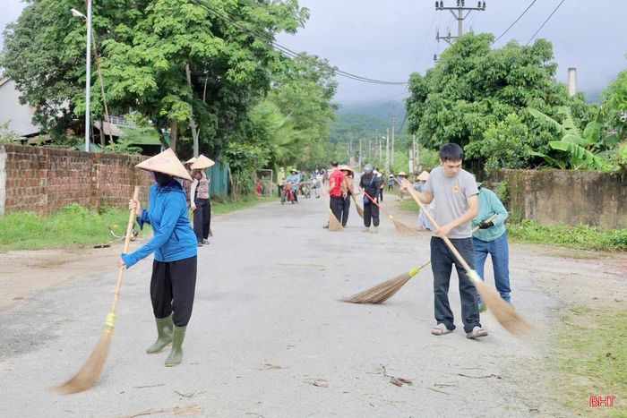 Trong ngày 1 và 2/8, 100% thôn trên địa bàn xã đã đồng loạt triển khai các hoạt động chỉnh trang khu dân cư, vệ sinh môi trường, cải tạo hạ tầng...
