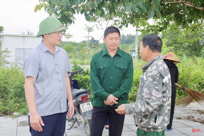  Ông Nguyễn Văn Dũng (thôn Hà Tân) chia sẻ: “Khi địa phương phát động, bà con đều hưởng ứng rất tích cực. Mỗi người góp một chút công sức, người phát cỏ, người dọn vệ sinh, người hiến đất mở đường... Ai cũng mong muốn đường làng sạch đẹp, đi lại thuận tiện hơn để con cháu và chính mình được hưởng lợi lâu dài”. 