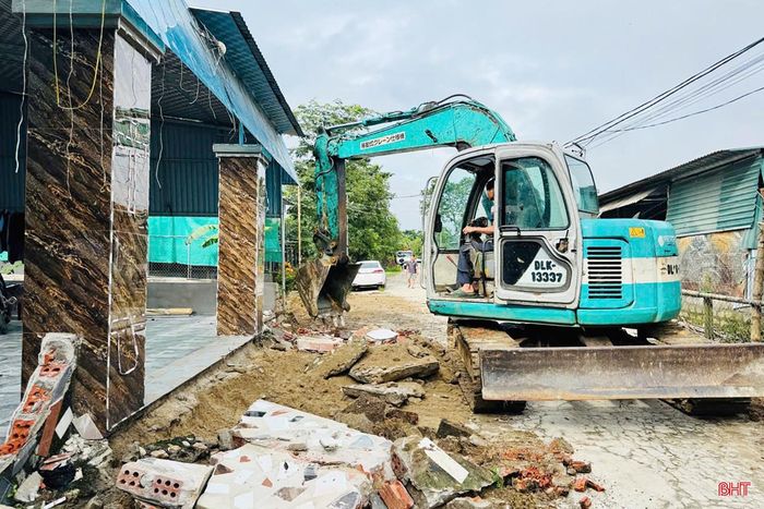 Hưởng ứng phong trào, người dân địa phương đã tự nguyện hiến gần 700 m² đất vườn, góp phần mở rộng hơn 500 m nền đường giao thông nông thôn.