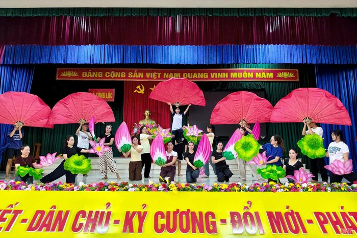 Đội thi xã Tùng Lộc tham dự liên hoan lần này quy tụ đông đảo các diễn viên trẻ.