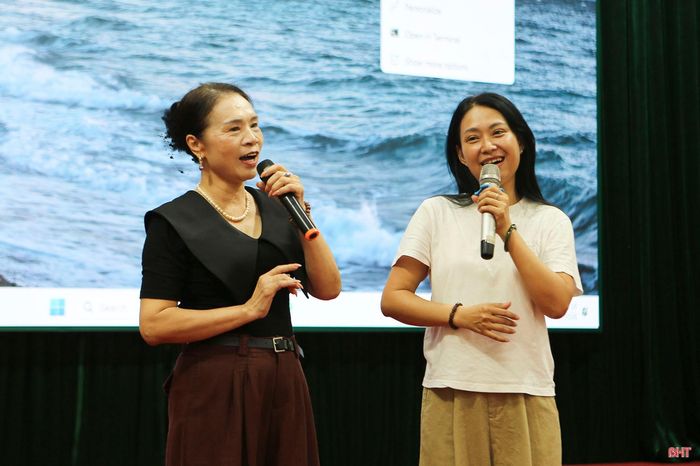 Chị Trần Thị Hương Giang (bên phải) hào hứng tập luyện trong lần đầu tham dự một kỳ liên hoan dân ca Ví, Giặm cấp tỉnh.