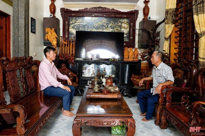 Ông Nguyễn Ngọc Tỵ, xã Cổ Đạm (bên phải) vui mừng khi vừa được cấp GCNQSDĐ.