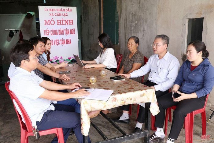 Mô hình “Tiếp dân tận ngõ, rõ việc tận nhà” được nhiều địa phương thực hiện nhằm tháo gỡ những khó khăn từ cơ sở. Trong ảnh: Một buổi làm việc với người dân của cán bộ, công chức xã Cẩm Lạc.