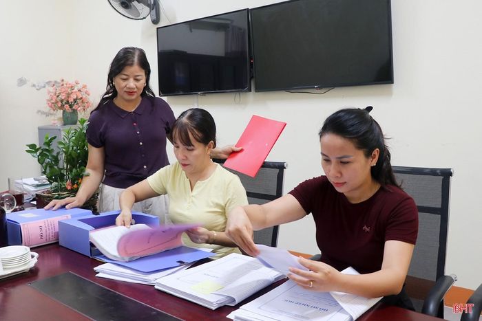 Cán bộ, giáo viên Trường Mầm non Tân Hưng (phường Thành Sen) sắp xếp rà soát lại hồ sơ, tiếp tục chuẩn bị cho việc sáp nhập trường trong tháng 8.