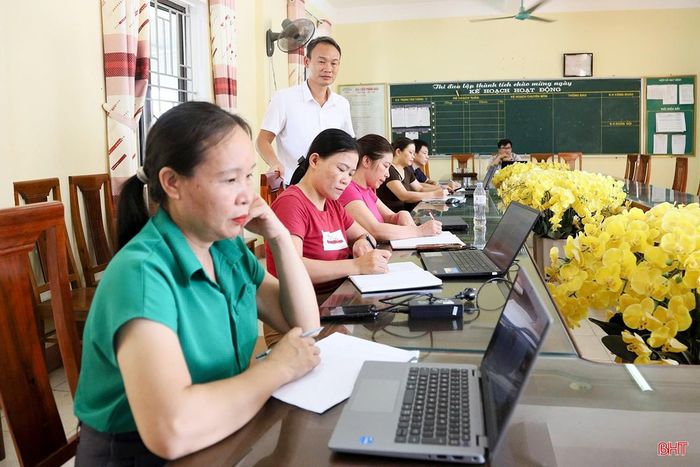 Thầy Tôn Đức Trình luôn đồng hành với đội ngũ giáo viên trong hoạt động chuyên môn.