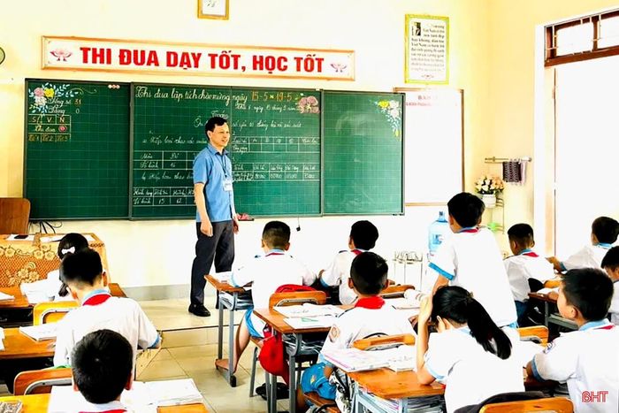 Thầy Trần Huy Sơn đã có gần 30 năm gắn bó với sự nghiệp giáo dục, trong đó có 12 năm giữ cương vị hiệu trưởng.