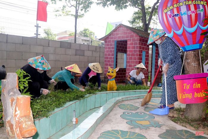 Giáo viên Trường Mầm non Tân Hưng vệ sinh khuôn viên trường lớp, chuẩn bị cho năm học mới.