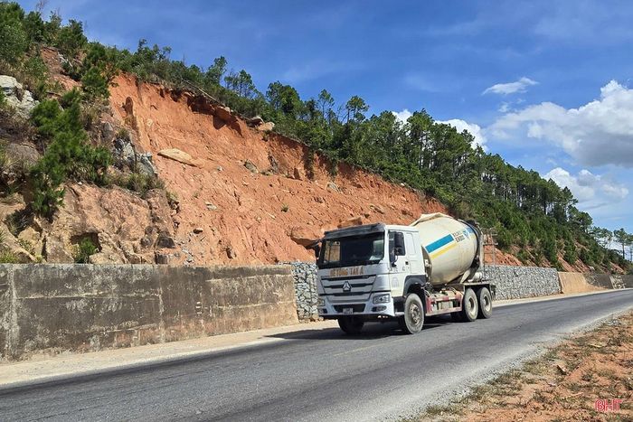 Nguy cơ tiếp tục xảy ra sạt lở và tai nạn luôn thường trực trên tuyến đường ven biển.