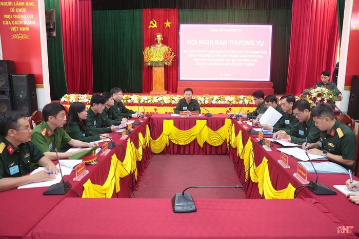 Thường trực Đảng ủy phường Trần Phú tổ chức hội nghị Ban Thường vụ ra Nghị quyết lãnh đạo chuyển lực lượng vũ trang lên trạng thái sẵn sàng chiến đấu cao, chuyển địa phương vào trạng thái khẩn cấp về quốc phòng.