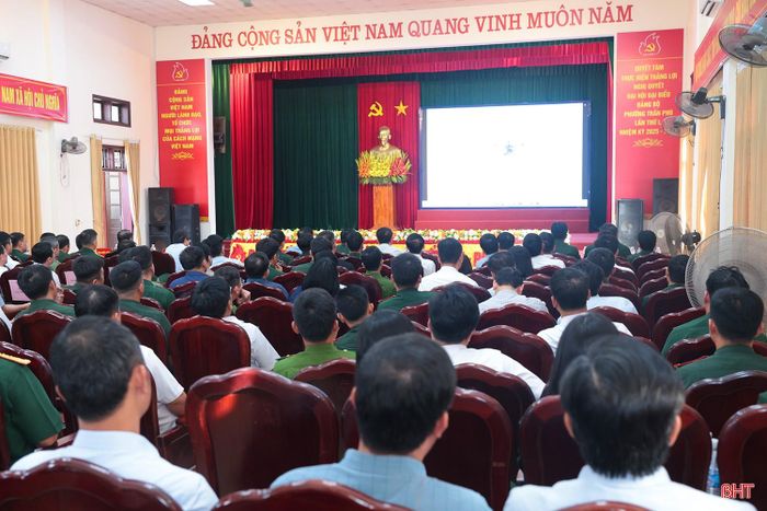 Đại biểu theo dõi video về việc nhận lệnh và thực hiện các bước chuyển lực lượng vũ trang từ trạng thái sẵn sàng chiến đấu lên trạng thái sẵn sàng chiến đấu cao tại buổi khai mạc diễn tập.