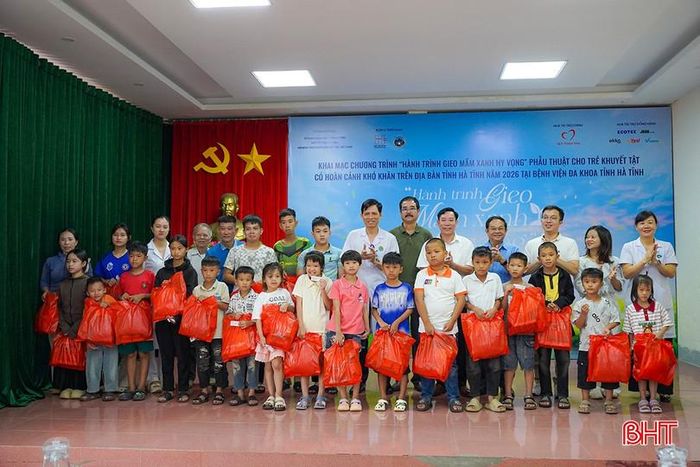 Tại chương trình, Ban Tổ chức cùng các đơn vị tài trợ đã trao 30 suất quà cho các bệnh nhân có hoàn cảnh khó khăn. Đây là hoạt động thể hiện sự quan tâm, sẻ chia của cộng đồng, góp phần tiếp thêm động lực để người bệnh vượt qua khó khăn, vươn lên trong cuộc sống.