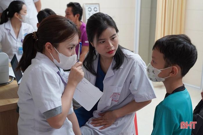 Các y, bác sĩ đã triển khai công tác tiếp đón, khám sàng lọc, hội chẩn và chỉ định điều trị, phẫu thuật cho các bệnh nhân theo đúng quy trình chuyên môn, bảo đảm an toàn, hiệu quả.