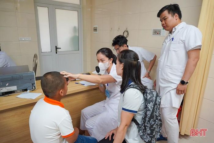 Bên cạnh công tác khám và phẫu thuật, các chuyên gia còn trực tiếp tư vấn cho bệnh nhân và người nhà về phương án điều trị, chăm sóc trước và sau phẫu thuật nhằm nâng cao hiệu quả điều trị.