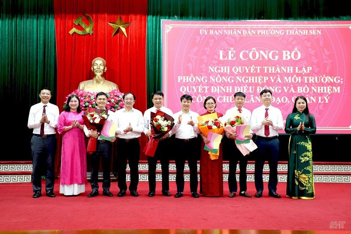 Lãnh đạo phường Thành Sen trao quyết định và chúc mừng các đồng chí được bổ nhiệm, điều động.