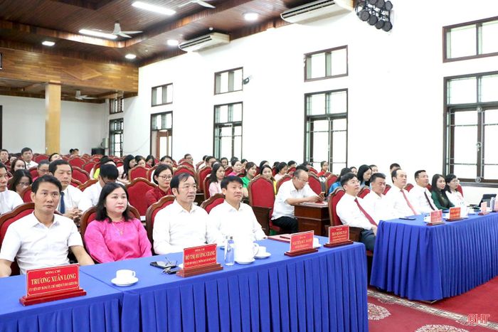 Đại biểu tham dự lễ công bố.